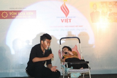 Chàng trai không chân không tay Nick Vujicic trở lại 